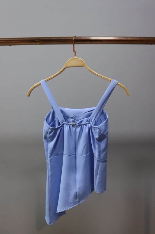 Blusa Assimétrica Donna Azul - detalhe do corte assimétrico