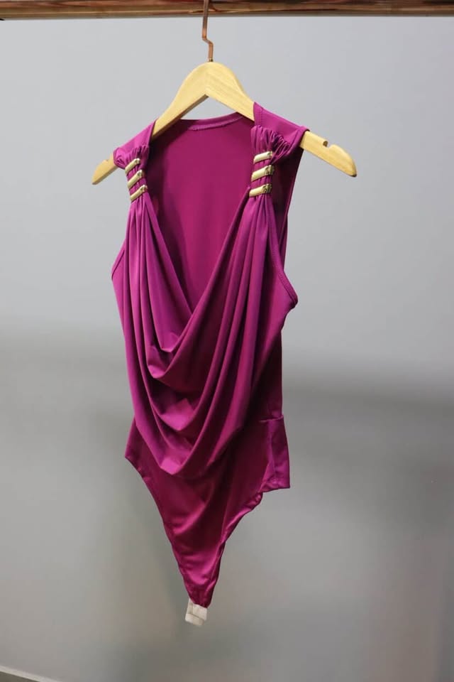 Body Drapeado Donna Magenta - frente com detalhes dourados - Madame La Donna