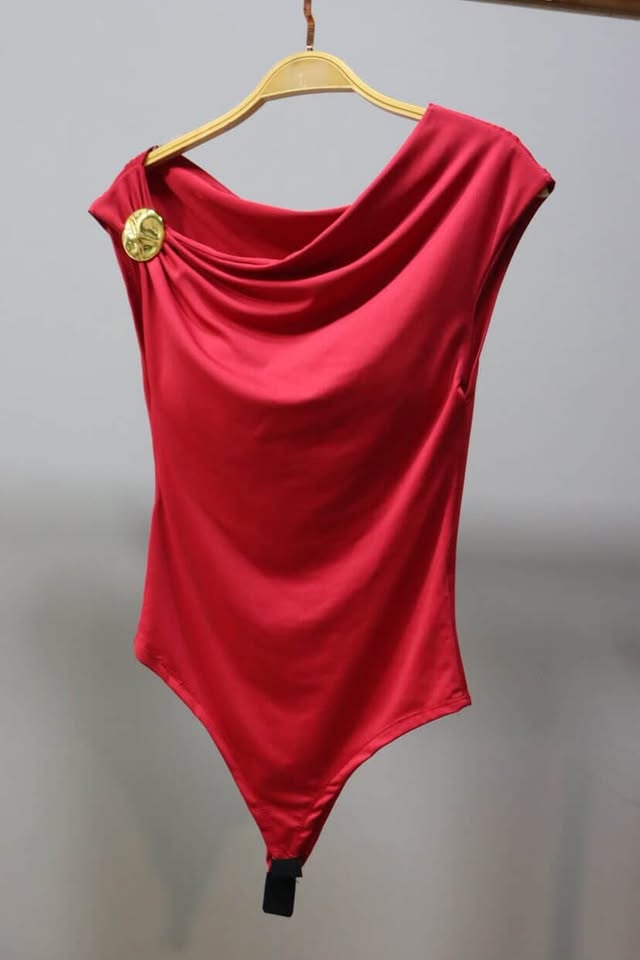 Body Donna Vermelho - frente com detalhe dourado - Madame La Donna