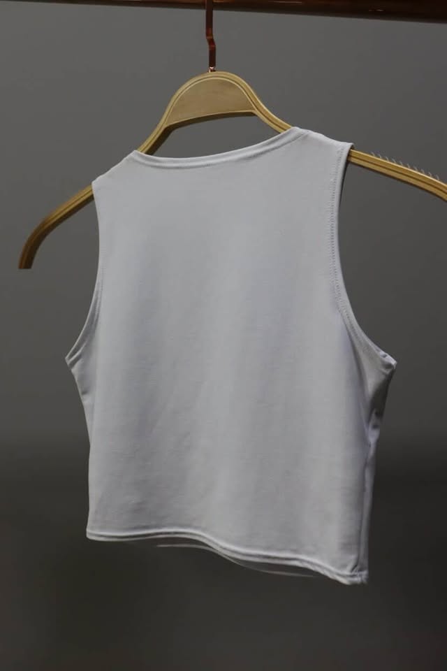 Cropped Suplex Donna Branco - detalhe gola boba - Madame La Donna